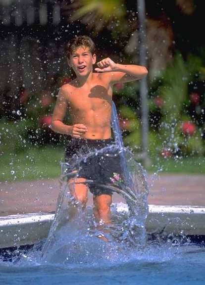 Ni�o jugando en el agua de una piscina.